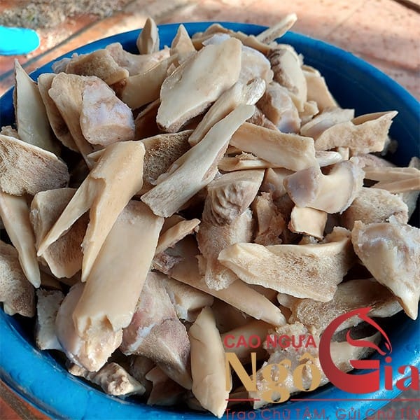 Cách Nấu Cao Ngựa Bạch Gia Truyền Và Những Điều Cần Biết 4 Đập vỡ xương ngựa để làm cao ngựa