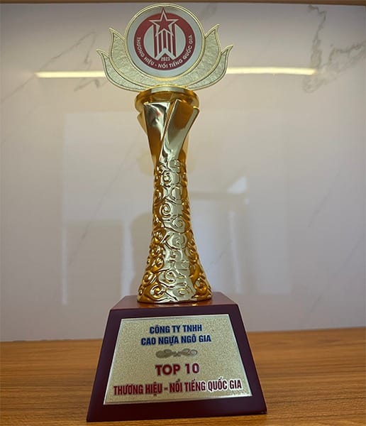 Cao Ngựa Ngô Gia Lọt Top 10 Thương Hiệu Nổi Tiếng Quốc Gia 5 Cúp của ban tổ chức